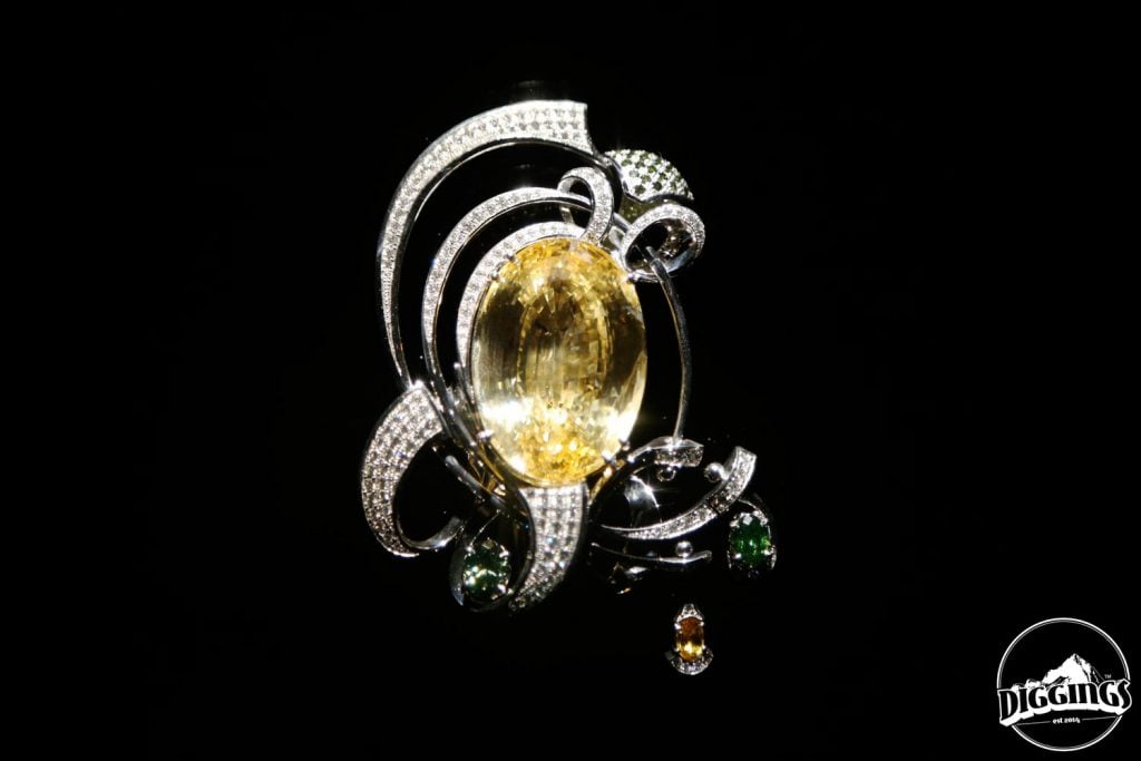 Golden sapphire brooch 